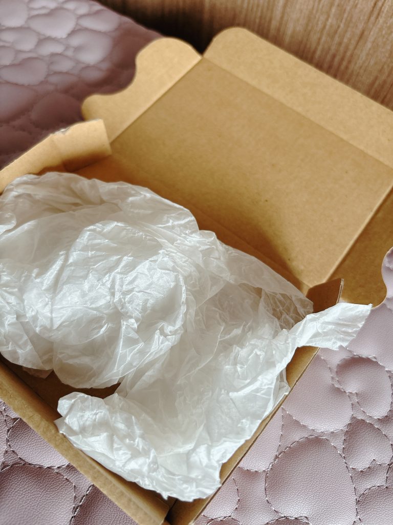 ガラス作品を保護するために敷いたクッション性のある薄葉紙の画像