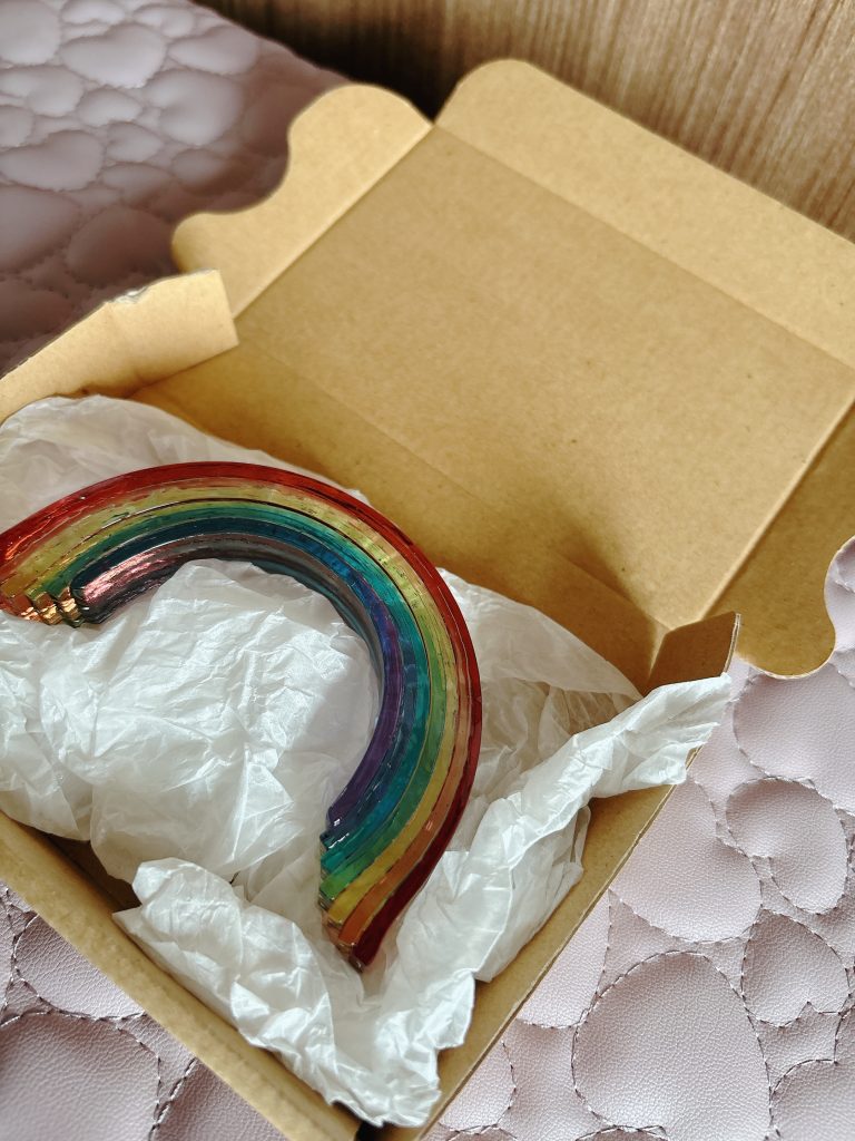 薄葉紙に包まれた虹のガラス作品を箱に入れた梱包例の画像