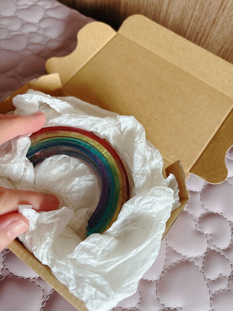 中身が動かないよう、やさしく形を整えて…