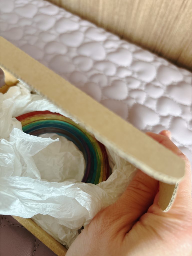 梱包された作品が箱にしっかり収まっている最終チェックの様子