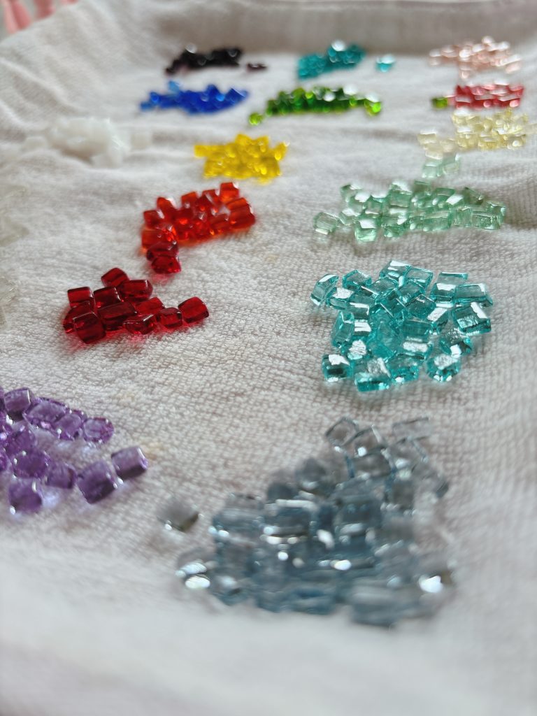 ワークショップ用にテーブルに並べられたカラフルなガラス素材。