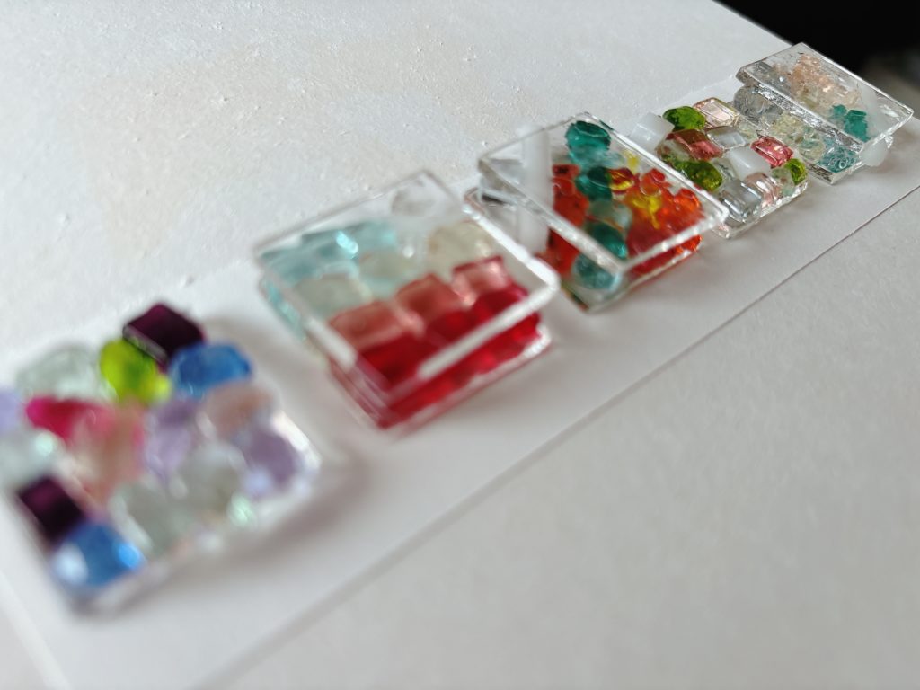 焼成前のガラス作品が電気炉の棚板に並べられている様子。