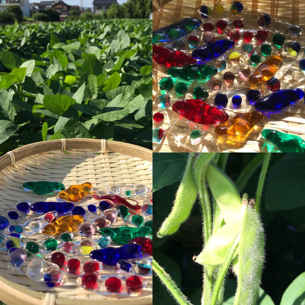 本物の枝豆の横に、３粒の豆が入ったガラス製の枝豆箸置きが並べられている。作品と素材のユーモラスな対比が印象的。