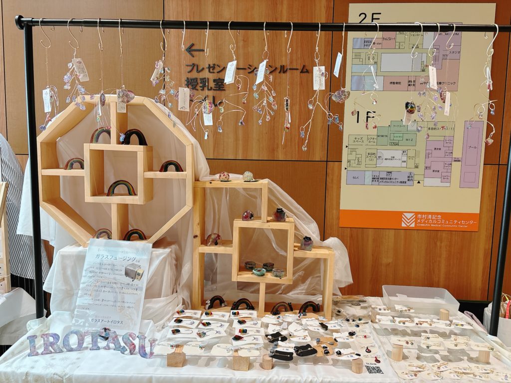 みやきマルシェに出店したガラスアートイロタスのブース。2階でガラス雑貨やを展示・販売する様子。