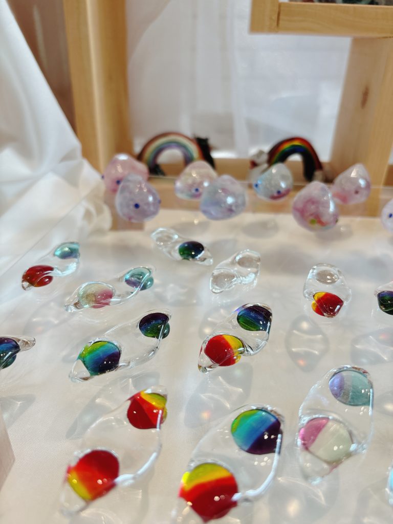 数量限定で復刻された虹色ガラス入りの枝豆箸置き。ガラスアートイロタスの人気商品で、夏の食卓にぴったりの涼感インテリア小物。