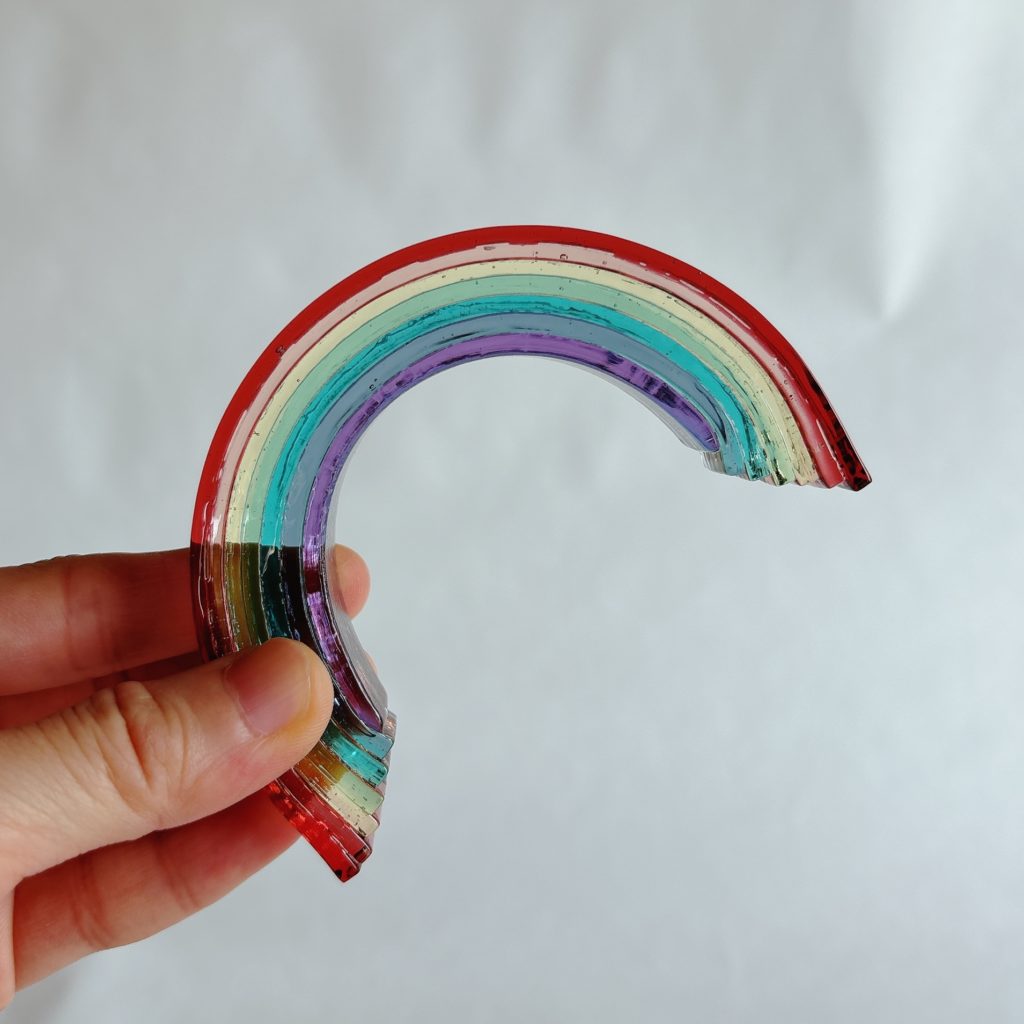 7色のガラスの虹オブジェ。光を通して色鮮やかに輝くハンドメイド作品。