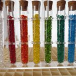 白・赤・橙・黄・黄緑・緑・青のガラス粒が詰まった試験管7本が並ぶ、色のつぶやき用ガラスカラーセット前半。